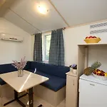 بيت للعطل Mobile Homes Dvor *