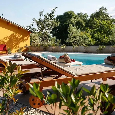 Holiday home Mobile Homes Dvor Manjadvorci